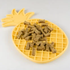 Duvo Tapis à Lécher Ananas Jaune - 30x16cm 6 Duvo Tapis à Lécher Ananas Jaune - 30x16cm -Nest Vriend Verkoopwinkel tapis a lecher ananas jaune 30x16cm 1